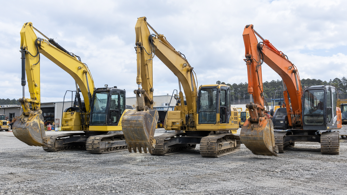 CAT 320D vs Komatsu PC200-8 vs Hitachi ZX200-3 no Brasil