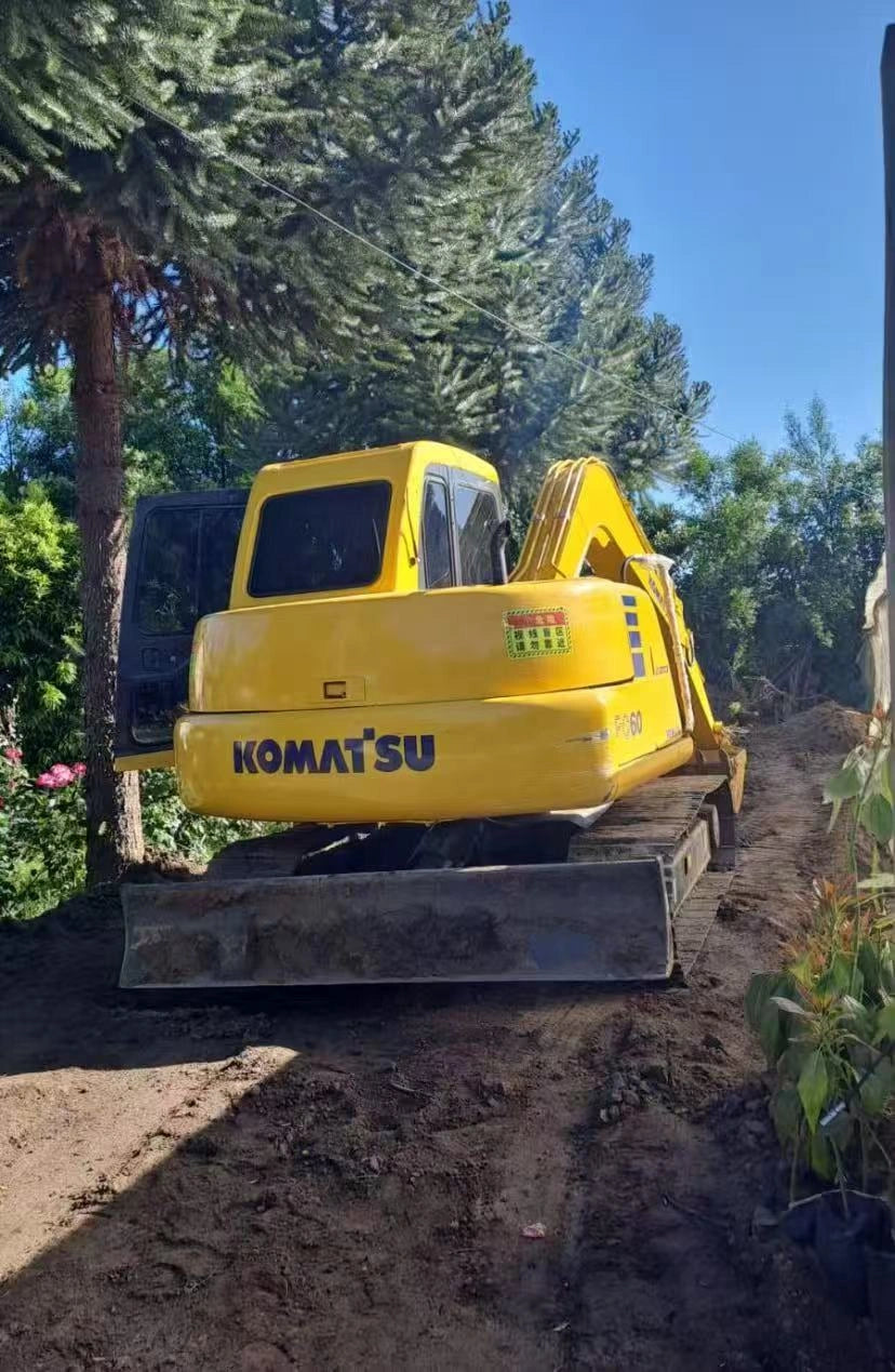 Unloading Used Komatsu PC60 and Kubota KX155 Excavators in Chile - Client Port Pick-up