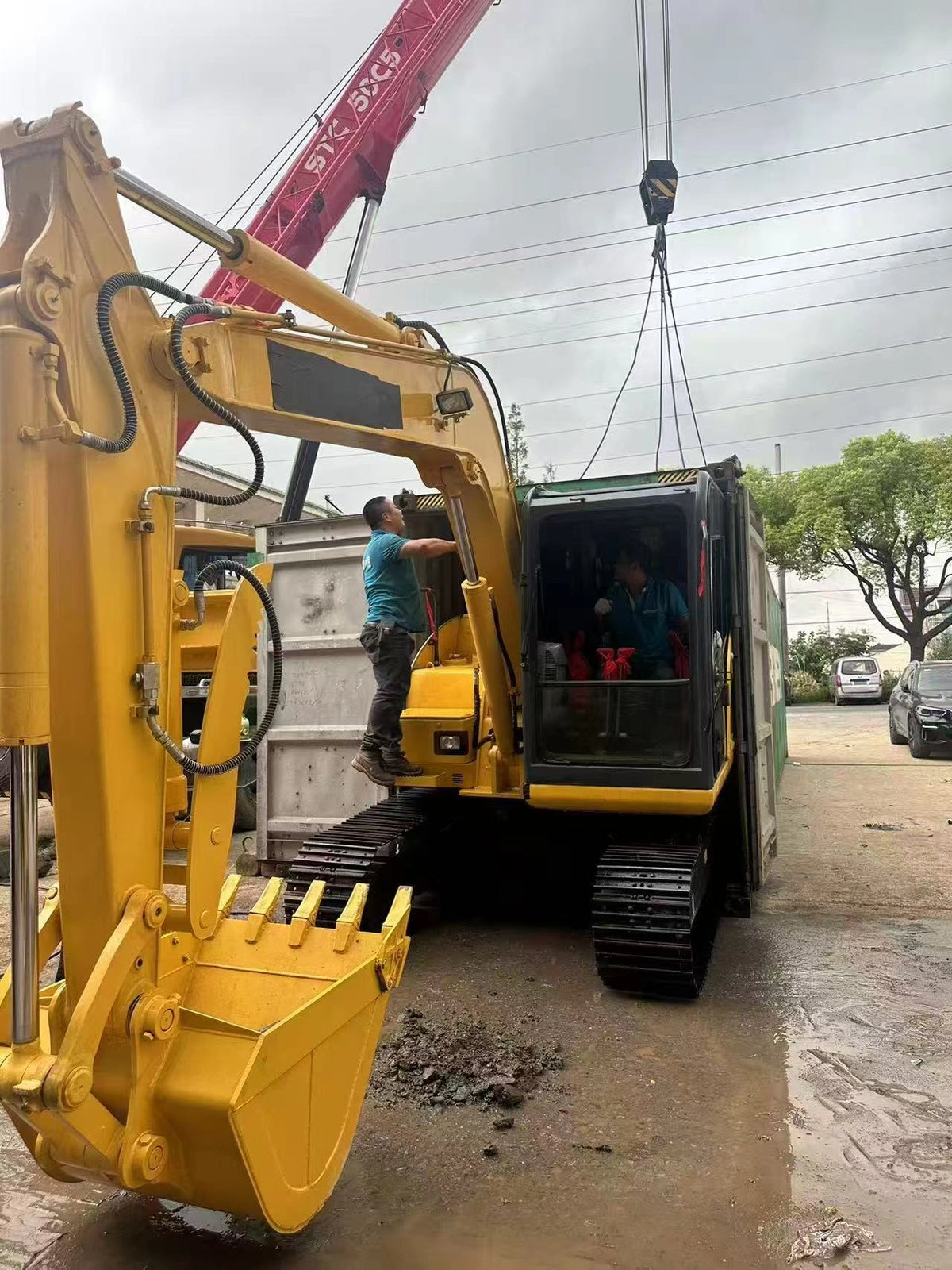 Final Container Loading of Triple-Excavator Fleet Shipped to Chile - JueQi Export